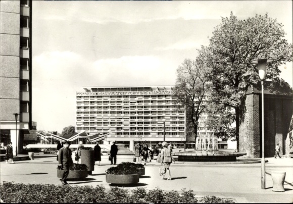 Ak Cottbus in der Niederlausitz, Cottbus Zentrum, moderne Gebäude, Brunnen, Passanten
