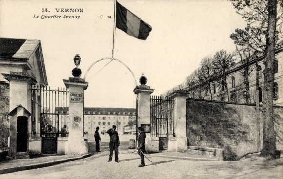 Ak Vernon Eure, Tor von Le Quartier Avenay, französische Flagge, zwei Personen