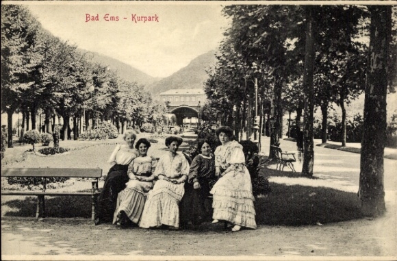 Ak Bad Ems an der Lahn, Frauen im Kurpark, Bank, Bäume, Hügel,  Kleidung