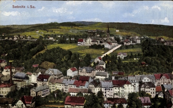 Ak Sebnitz Sächsische Schweiz, Stadtansicht, Häuser mit bunten Dächern, Kirche, Hügel im Hinte...