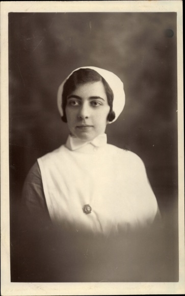 Photo Postcard Chester, English nurse in uniform, 1st WW