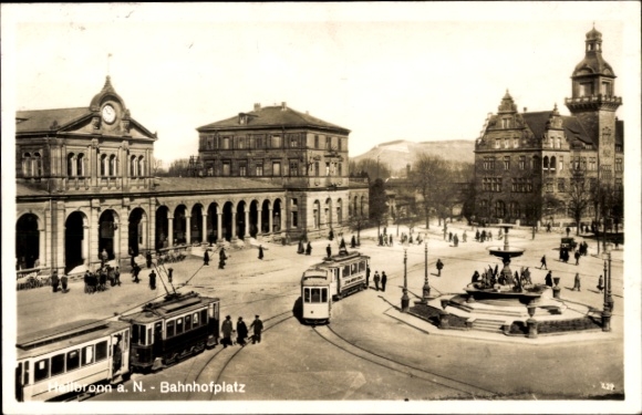 KP Heilbronn am Neckar, Bahnhofplatz, stare budynki, tramwaje, fontanny, ludzie