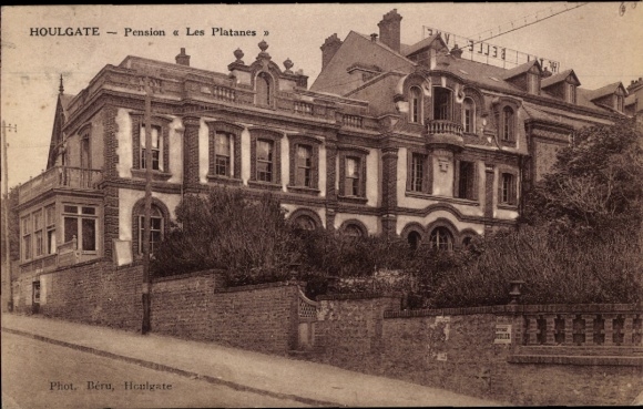 Ak Houlgate Calvados, Pension 'Les Platanes',  Architektur, grüne Umgebung, Straßenansicht