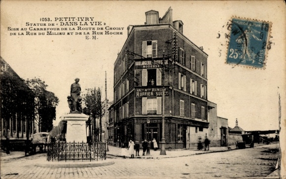 Ak Petit Ivry Val-de-Marne, Statue de Dans la Vie, Carrefour de la Route de Choisy et Rue du Milieu