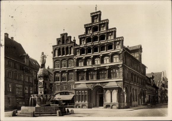 Ak Lüneburg in Niedersachsen, Historisches Gebäude, Statue, Brunnen, schwarze und weiße Fotografi