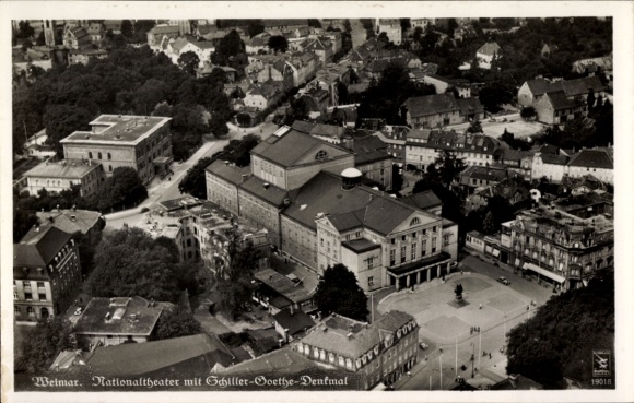 Ak Weimar in Thüringen, Nationaltheater, Schiller Goethe Denkmal, Fliegeraufnahme