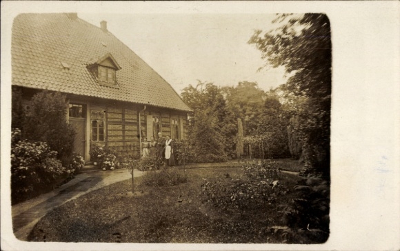 Photo Postcard Beedenbostel in Lower Saxony, residential building, residents in the garden