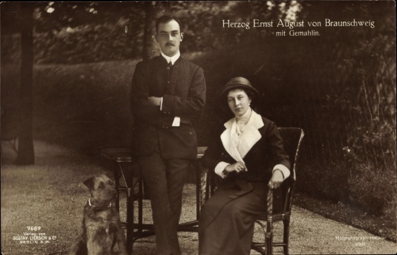 Postcard Duke Ernst August of Brunswick, Duchess Viktoria Luise, dog, Liersch 7667