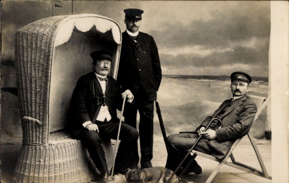 Photo Postcard Wangerooge, three men on the beach, beach chair, deck chair, dog, photographer H. Schröder