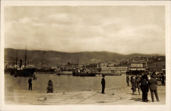 Ak Triest Trieste Friuli Venezia Giulia, Dampfer im Hafen, Carlsbader Urania Reisen