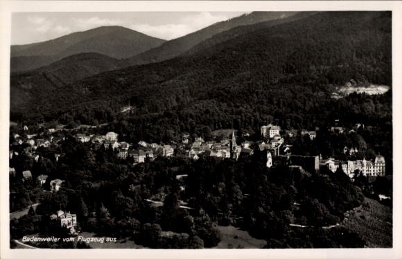 Ak Badenweiler im Schwarzwald, Luftaufnahme von  Berge im Hintergrund