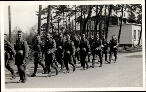 Photo Postcard Sennelager, Senne military training area, German Wehrmacht, soldiers during the 20 km forced march 1938