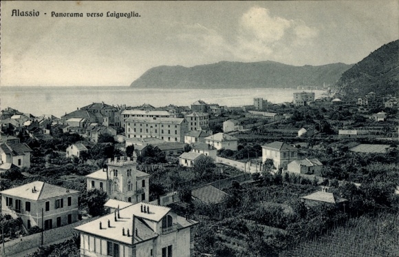 Ak Alassio Liguria, Panoramablick auf Laigueglia, Küstenlandschaft,  Architektur