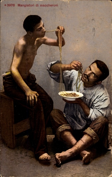 Ak Zwei Männer essen Spaghetti, Nudeln