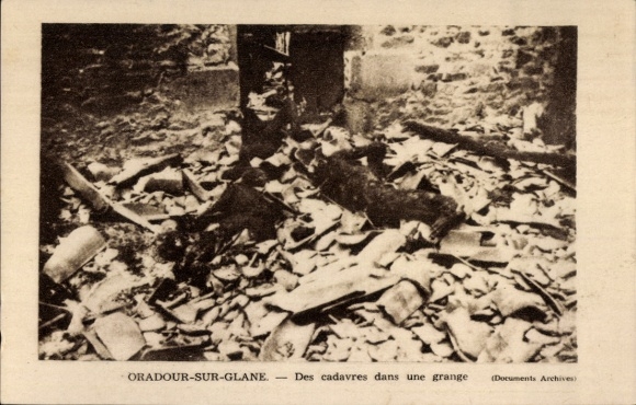 Postcard Oradour sur Glane Haute Vienne, vue generale des cadavres dans une grange