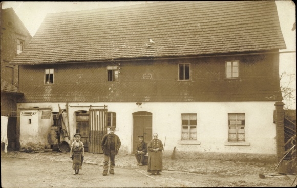 Foto Ak Beiersdorf bei Reichenbach Fraureuth, Familie vor einem Bauernhaus, Hausnr. 58, 1925