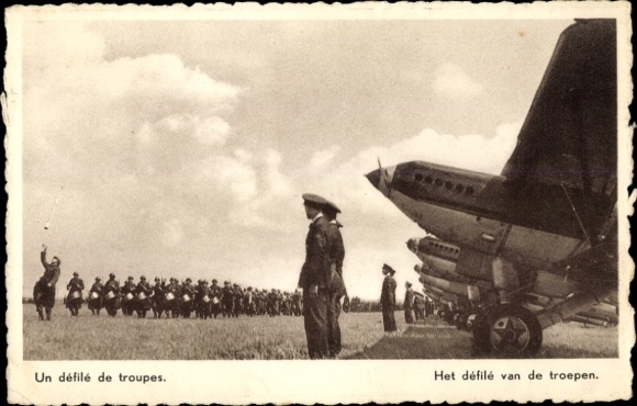 Postcard Belgian soldiers, parade, military aircraft