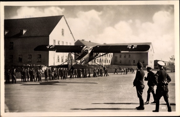 Postcard Deutsche Luftwaffe, Fieseler Fi 156 Storch lands at the barracks yard, D-IKVN