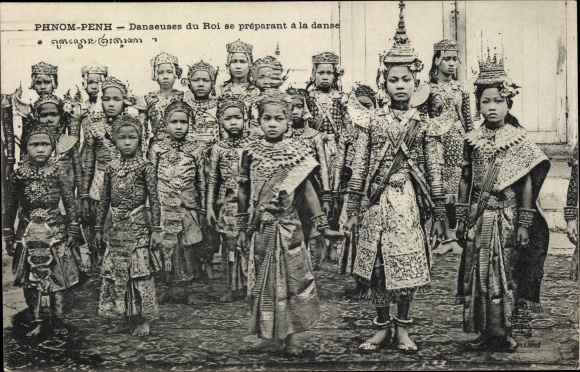 Ak Phnom Penh Kambodscha, Danseuses du Roi dans se preparant de la danse, Tänzerinnen