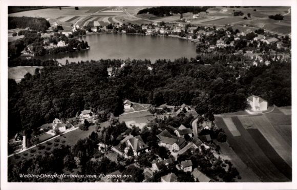 Ak Webling Dachau in Oberbayern, Luftaufnahme von Webling, See, Häuser, idyllischer Ort, Flugzeug