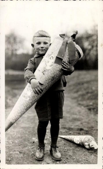Photo Little boy with big school cone