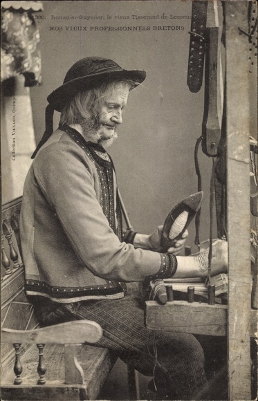 Postcard man in Breton costumes, thread, weaver
