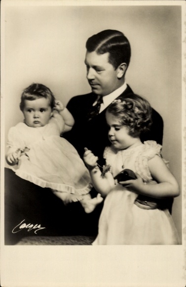 PC Crown Prince with Princesses Margaretha and Birgitta, flowers, toy car