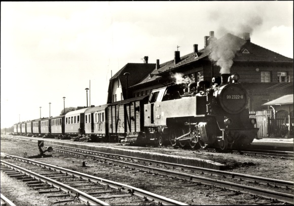 Ak Kühlungsborn, Bahnhof, Empfangsgebäude West, Schmalspurbahn Molli, Dampflokomotive 99 2322 8