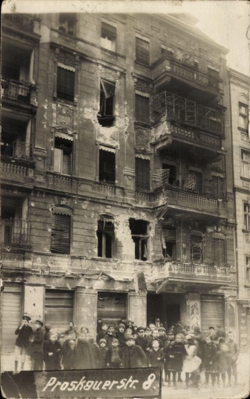 Photo Postcard Berlin Friedrichshain, residential building Proskauer Straße 8, destruction after street fighting, children