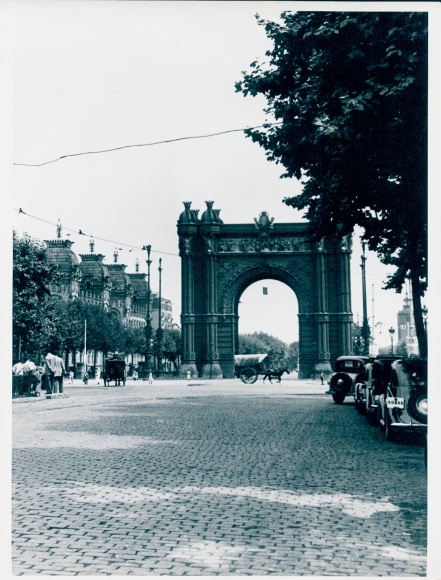 Photo film scene Barcelona, street section, archway, FRG 1952, Jordan J. von Boyadjieff