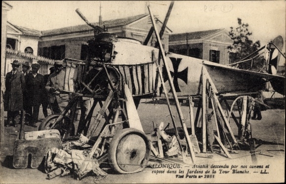 Postcard Thessaloniki Griechenland, Aviatik descended in the White Tower Gardens