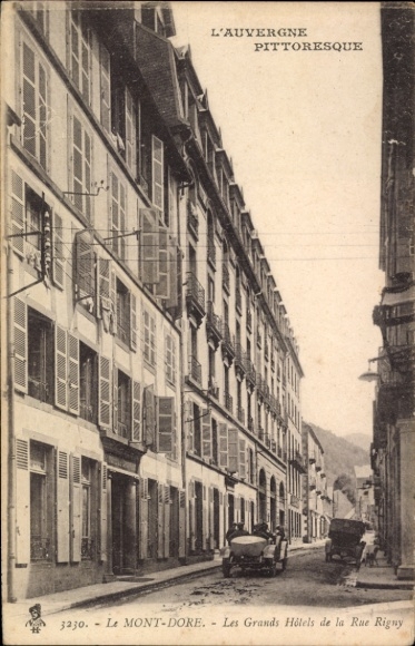 Postcard Le Mont Dore Puy de Dôme, L'AUVERGNE, PITTORESQUE, street with old buildings, cars