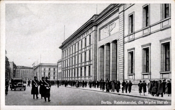 Postcard Berlin Mitte, Reich Chancellery, Voßstraße, The guard relieves, SS