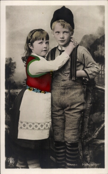 Postcard Hardanger Norway, children in Norwegian costume