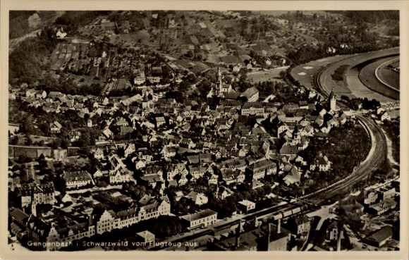 Ak Gengenbach im Schwarzwald, Luftaufnahme, Schwarzwald, Stadtbild, Kirche, Fluss, Straße