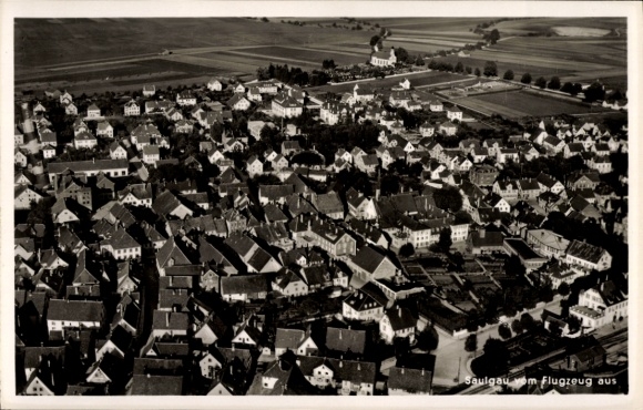 Ak Bad Saulgau in Oberschwaben, Luftaufnahme von  viele Häuser, weite Felder, alte Architektur