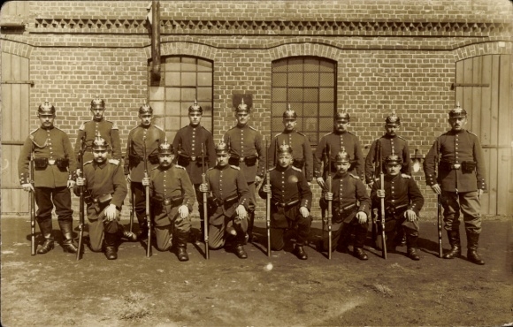 Photo Postcard German soldiers in uniform, spiked helmets