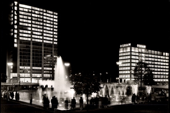 Postcard Berlin Charlottenburg, Ernst Reuter Platz, fountain, night lighting
