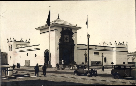 Photo Postcard Spain, Administrative Building, Spanish Coat of Arms, Street Scene