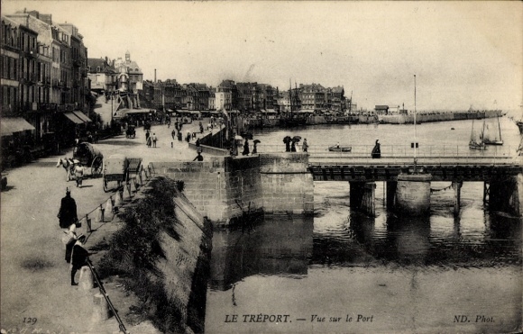 Ak Le Tréport Seine Maritime, Historische Hafenansicht, Schiffe, Gebäude, Brücke, Menschen