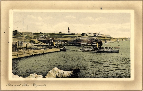Ak Plymouth Devon England, Hafenansicht, Pier, grüner Leuchtturm, Boote auf dem Wasser