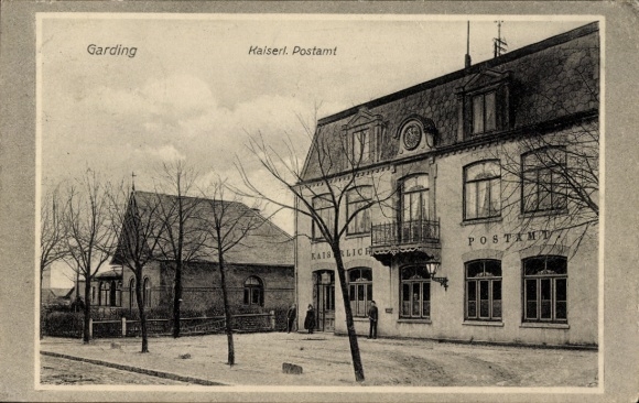 Ak Garding in Noord-Friesland, postkantoor, elegante architectuur, bomen, bewolkte lucht