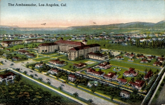 Los Angeles, Californië, VS, luchtfoto van de Ambassador, groene weiden, hoge gebouwen, woonwijk