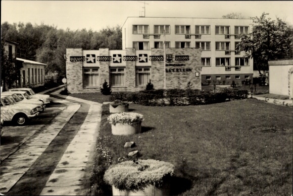Postcard Ostseebad Nienhagen in Mecklenburg, FDGB-Erholungsheim Seestern (Recreational Home Seestern), Baltic Sea resort, building, front garden...