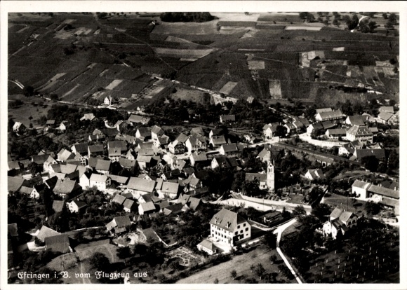 Ak Efringen Kirchen am Oberrhein, Luftaufnahme von  Grüne Felder, Häuser, Kirche