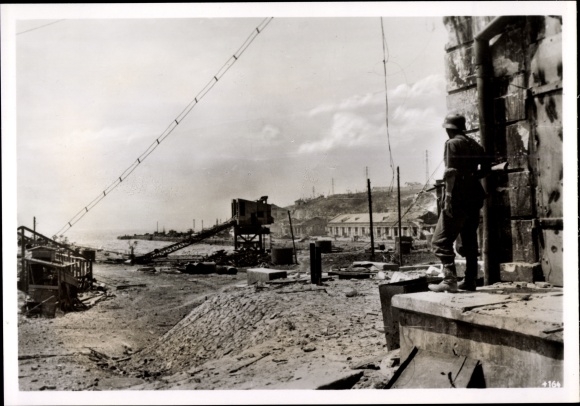Photo Heinrich Hoffmann, Sevastopol in the Crimea, Wehrmacht soldier in the destroyed port, July 1942