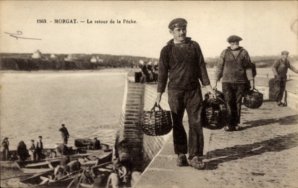 Postcard Morgat Crozon Finistère, fishermen with baskets, returning from fishing, sea in the background