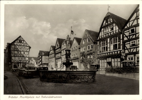 Postcard Fritzlar in Hessen, market square, Rolandsbrunnen, half-timbered houses