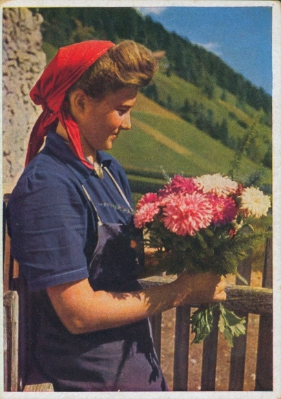 Ak Reichsarbeitsdienst für die weibliche Jugend, Arbeitsmaid, Blumenstrauß aus dem Bauerngarten
