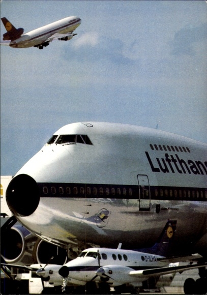 Samolot pasażerski KP Lufthansa na lotnisku
